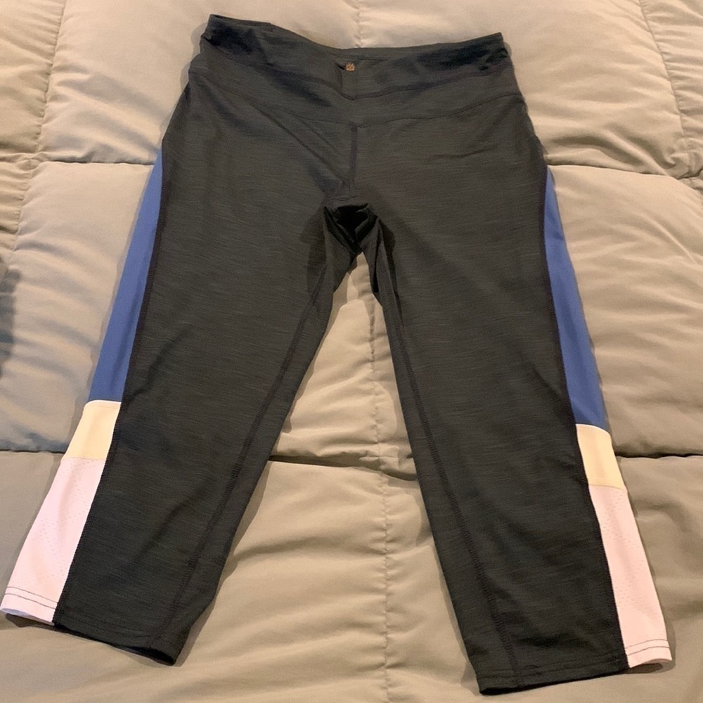Tangerine Brand Capri Legging in Dark blue, royal blue, & white. Size M.‌‌‍‍‍‍‍‍
